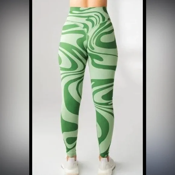 Balance Athletica Vitality X Cosmopolitan the ascend pant in botanical green - Picture 3 of 9